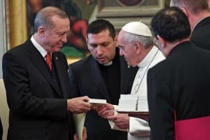 Δώρο υψηλού συμβολισμού από τον Πάπα στον Ερντογάν