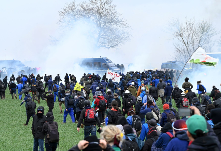 Γαλλία: Χύνεται αίμα στις διαδηλώσεις – Τραυματίες σε κρίσιμη κατάσταση