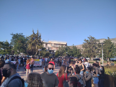 Υπόθεση 19χρονης στην Ηλιούπολη: Πορεία προς το Αστυνομικό Τμήμα από συλλογικότητες (εικόνες)