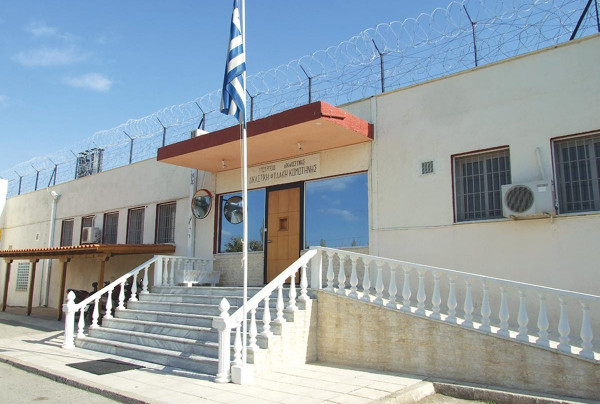 Ναρκωτικά, ποτά και κινητά τηλέφωνα στις φυλακές Κομοτηνής