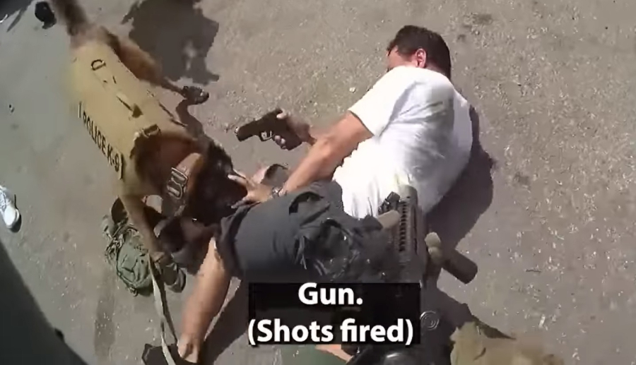 ΗΠΑ: Αστυνομικοί «γάζωσαν» καταζητούμενο γιατί σημάδεψε με το όπλο του αστυνομικό σκύλο (βίντεο, σκληρές εικόνες)