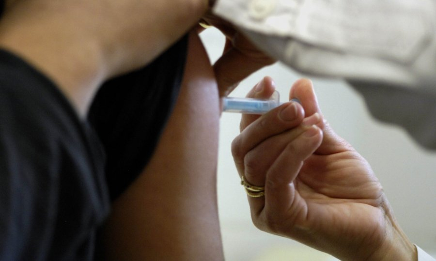 EMA: Στους δύο μήνες η αναμνηστική δόση του εμβολίου της Johnson & Johnson