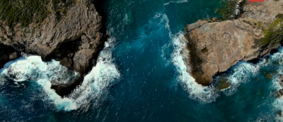 Πόρτες: Η «άγρια» παραλία της Εύβοιας με τα πεντακάθαρα γαλαζοπράσινα νερά