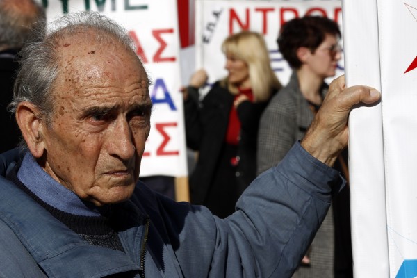 ΕΛΣΤΑΤ: Οι Έλληνες λιγοστεύουμε και γερνάμε
