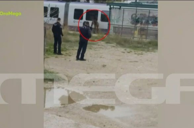 Καρέ καρέ η σύλληψη άνδρα που απειλούσε με όπλο ρέπλικα σε σταθμό του Προαστικού