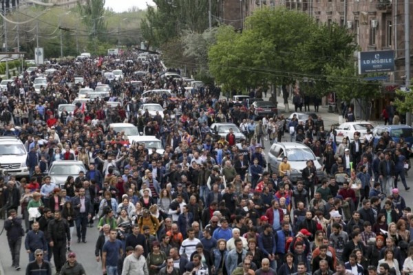 Αρμενία: Στο ζενίθ η πολιτική κρίση- Δεκάδες χιλιάδες άνθρωποι στους δρόμους (pics)