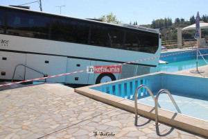 Λεωφορείο έπεσε σε πισίνα ξενοδοχείου στην Κεφαλλονιά (pics)