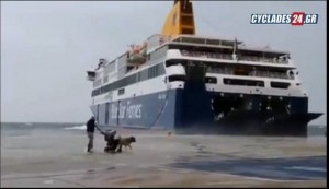 Η μάχη του Blue Star Delos για να δέσει στην Τήνο εν μέσω θαλασσοταραχής (Video)