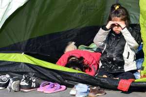 Ερυθρός Σταυρός: Μοίρασαν φαγητό σε πρόσφυγες και μετανάστες στην πλ. Βικτωρίας