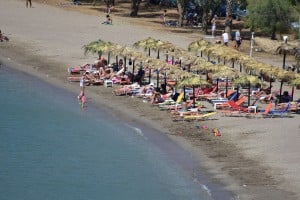 Η θάλασσα «καταπίνει» τις ελληνικές παραλίες