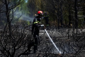 Σε περιορισμό η μεγάλη πυρκαγιά στα Καλύβια Αττικής