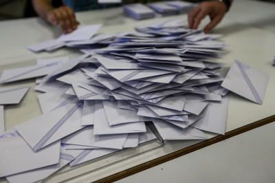 Αντιδράσεις από το κόμματα για τη ψήφο των αποδήμων, «Οχι» ΣΥΡΙΖΑ για κατάργηση περιορισμών