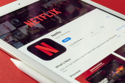 Netflix: «Παγώνει» όλες του τις παραγωγές ταινιών και τηλεοπτικών σειρών στη Ρωσία