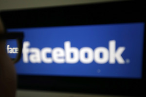 «Βόμβα» από τον συνιδρυτή του Facebook: «Είναι καιρός να το διαλύσουμε»