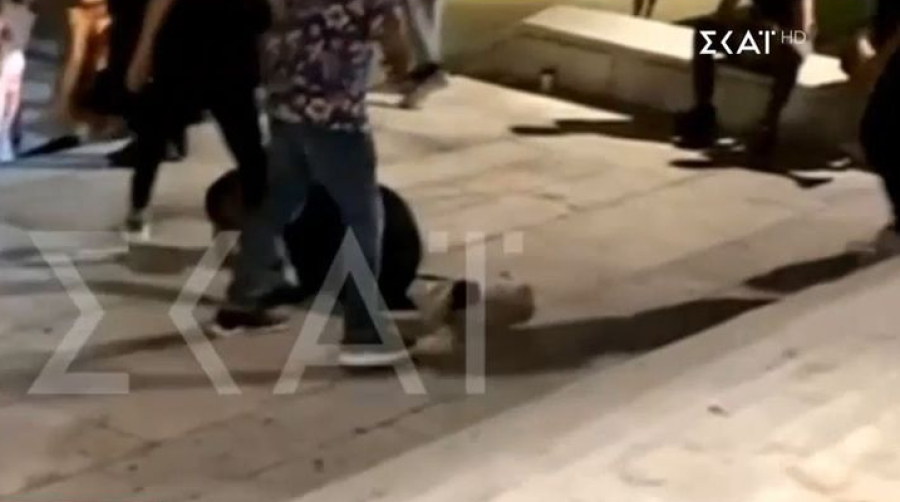 Σοκαριστικές εικόνες στην πλατεία Συντάγματος: Ανήλικοι κλωτσάνε άνδρα στο κεφάλι, «ατάραχοι» οι περαστικοί (βίντεο)