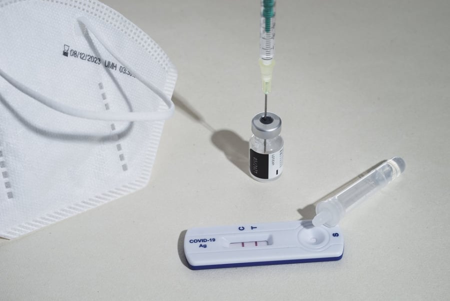 Δραστηριότητα και 10ευρω: Πως τα rapid test «τινάζουν» τον προϋπολογισμό των ανεμβολίαστων