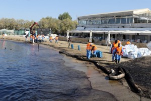 Πετρελαιοκηλίδα στον Σαρωνικό: Η κατάσταση των ακτών της Αττικής σε φωτογραφίες
