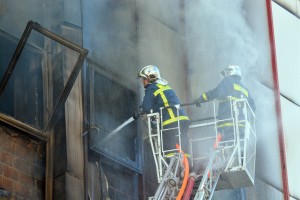 Ένας νεκρός από πυρκαγιά σε εργοστάσιο έξω από το Βόλο
