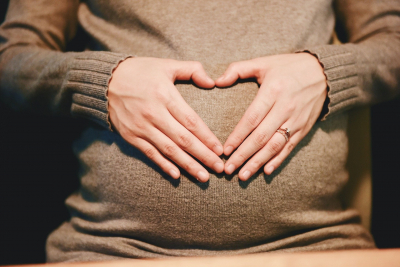 ΗΠΑ: Ο Μπάιντεν εξετάζει τρόπους για να προστατεύσει το δικαίωμα των γυναικών στην άμβλωση