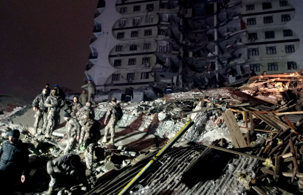 Τουρκία: Ισχυρός σεισμός 7,8 Ρίχτερ με πολλούς νεκρούς - Κατέρρευσαν κτίρια, δεκάδες παγιδευμένοι στα συντρίμμια (συγκλονιστικά βίντεο)