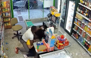 Σοκαριστικό βίντεο: Η στιγμή που ληστής προσπαθεί να πνίξει γυναίκα σε σούπερ μάρκετ