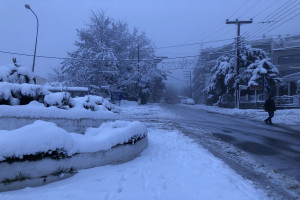 Καιρός: Χιόνιζε όλη νύχτα στον Χορτιάτη, «μάχη» δίνουν 11 εκχιονιστικά