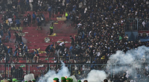 «Μάτς θανάτου» στην Ινδονησία: Αυξάνονται διαρκώς οι νεκροί από τα αιματηρά επεισόδια σε αγώνα ποδοσφαίρου