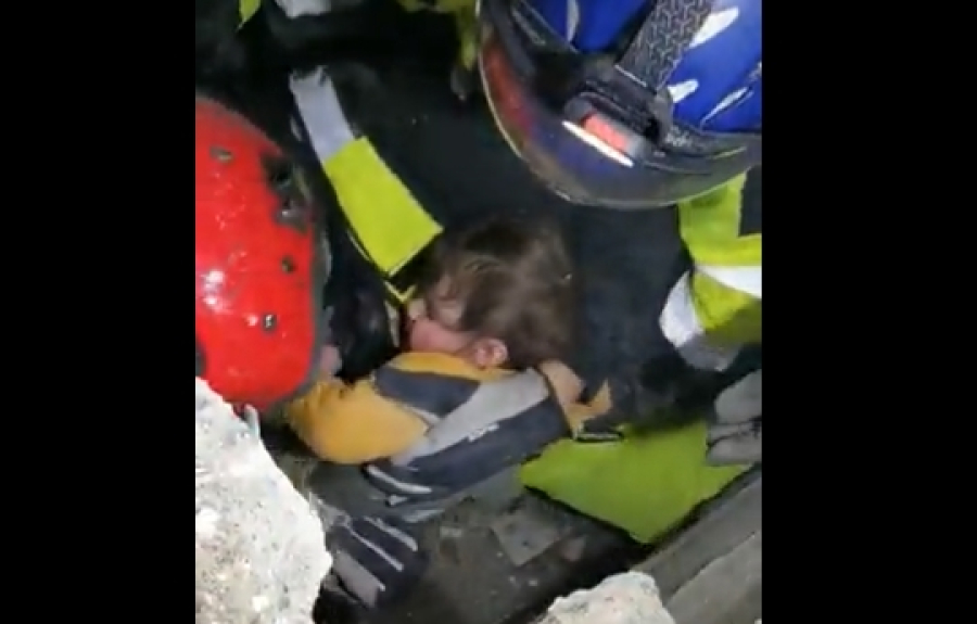 Συγκλονιστικό βίντεο από Τουρκία: Ούγγροι διασώστες βγάζουν ζωντανό 18 μηνών βρέφος από κτίριο που κατέρρευσε στον σεισμό