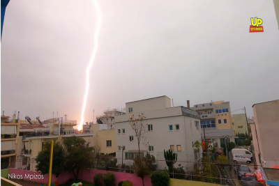 Αστραπή «βόμβα» συγκλόνισε του κατοίκους της Δυτικής Αθήνας (βίντεο)
