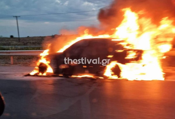 Σοκαριστική εικόνα με αυτοκίνητο που έπιασε φωτιά εν κινήσει στη Θεσσαλονίκη