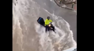Σοκαριστικό βίντεο από την κακοκαιρία στη Θεσσαλονίκη: Διανομέας παλεύει με το νερό, «χάνει» το μηχανάκι του