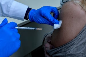«Ενισχυμένα» εμβόλια προστατεύουν από τις υποπαραλλαγές Covid19, τι λένε οι επιστήμονες