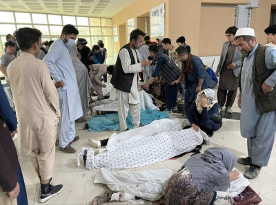 «Λουτρό αίματος» στην Καμπούλ: Στους 55 οι νεκροί από εκρήξεις κοντά σε σχολείο