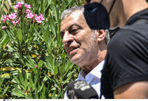 Με... νεύρα στα δικαστήρια ο Αδαμαντίδης: Έσπρωξε δημοσιογράφο (βίντεο)