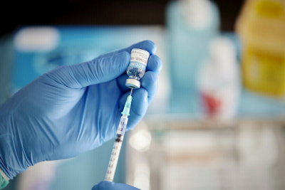 Έρχονται τα νέα εμβόλια κατά της Όμικρον: Τι ισχύει για όσους εμβολιάστηκαν ή νόσησαν πρόσφατα, οι παρενέργειες