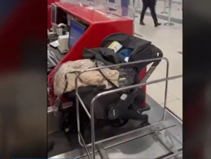 Πρωτοφανές: Άφησαν το καρότσι με το μωρό τους στο γκισέ του αεροδρομίου για να... προλάβουν την πτήση