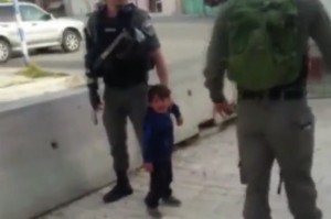 Οργή για ισραηλινούς στρατιώτες που συλλαμβάνουν 3χρονο παλαιστίνιο