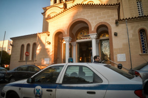 Κορυδαλλός: 13 συλλήψεις μετά τα επεισόδια με πιστούς έξω από εκκλησία