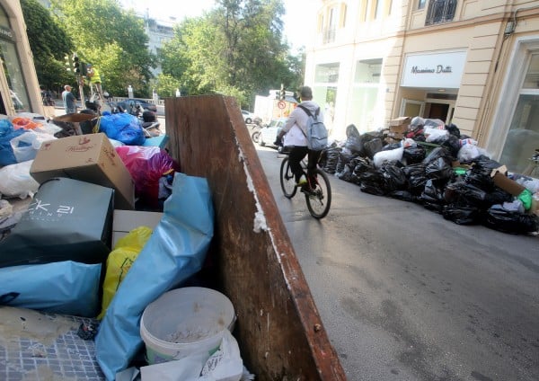 &quot;Βουνά&quot; τα σκουπίδια στην Θεσσαλονίκη - Βγαίνουν έντεκα απορριμματοφόρα
