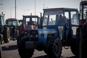 Μπλόκο από αγρότες της Αιγιαλείας - Απέκλεισαν τον αυτοκινητόδρομο Αθηνών - Πατρών
