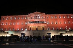Φωταγωγήθηκε με πορτοκαλί χρώμα το κτίριο της Βουλής