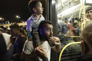 «Ανάσα» στον Πειραιά - 700 πρόσφυγες μεταφέρθηκαν στον Σκαραμαγκά 