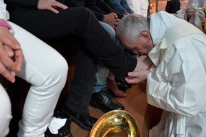 Ο πάπας Φραγκίσκος έπλυνε τα πόδια 12 κρατούμενων