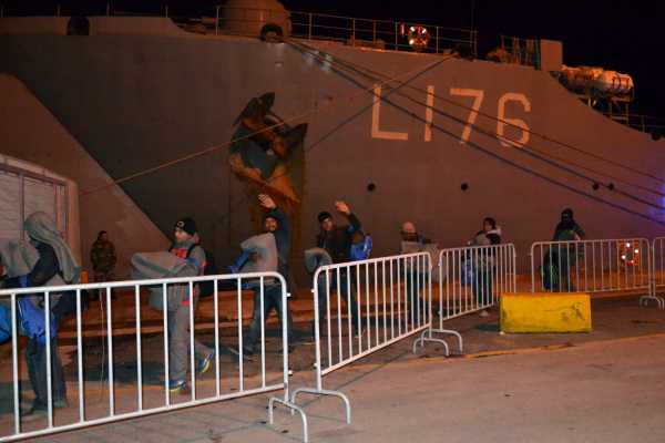 Ολοκληρώθηκε η εκκένωση από πρόσφυγες του αρματαγωγού «Λέσβος»
