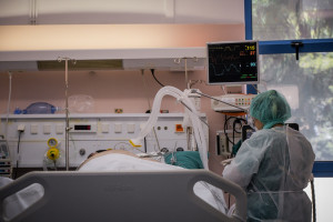 «Τσακίζει» τα νοσοκομεία ο κορονοϊός: Επτά θετικοί και στο ΑΧΕΠΑ