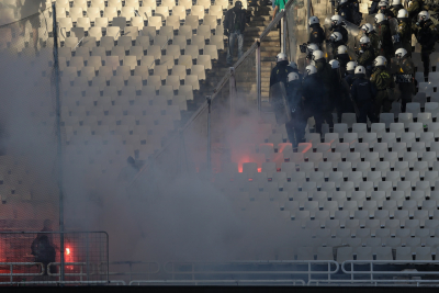 Επεισόδια στις εξέδρες του ΟΑΚΑ πριν από τον τελικό Κυπέλλου, «αψιμαχίες» οπαδών με Αστυνομία