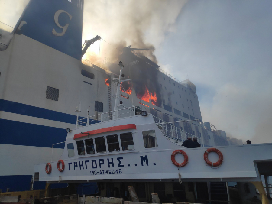 Φλεγόμενο πλοίο με 11 αγνοούμενους: Άνδρες της ΕΜΑΚ απεγκλώβισαν τους δύο οδηγούς