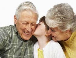 Οι λόγοι που τα παιδιά λατρεύουν τον παππού και τη γιαγιά!