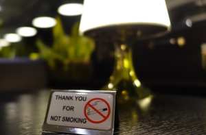 Έρχονται αλλαγές και διευκρινίσεις για όσους κάνουν ηλεκτρονικό τσιγάρο σε καφέ και εστιατόρια