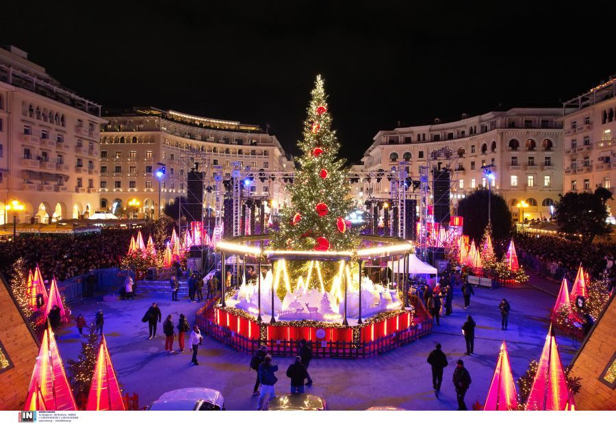 Σε ρυθμούς Χριστουγέννων και η Θεσσαλονίκη - Φωταγωγήθηκε το δέντρο